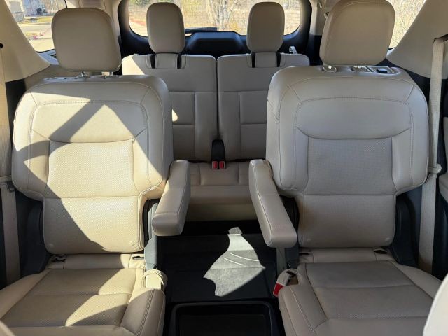 Ford Explorer Vehicle Full-screen Gallery Image 16