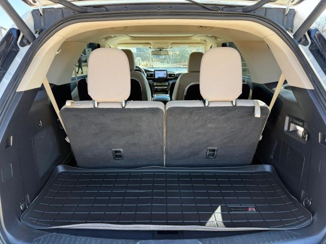 Ford Explorer Vehicle Full-screen Gallery Image 17