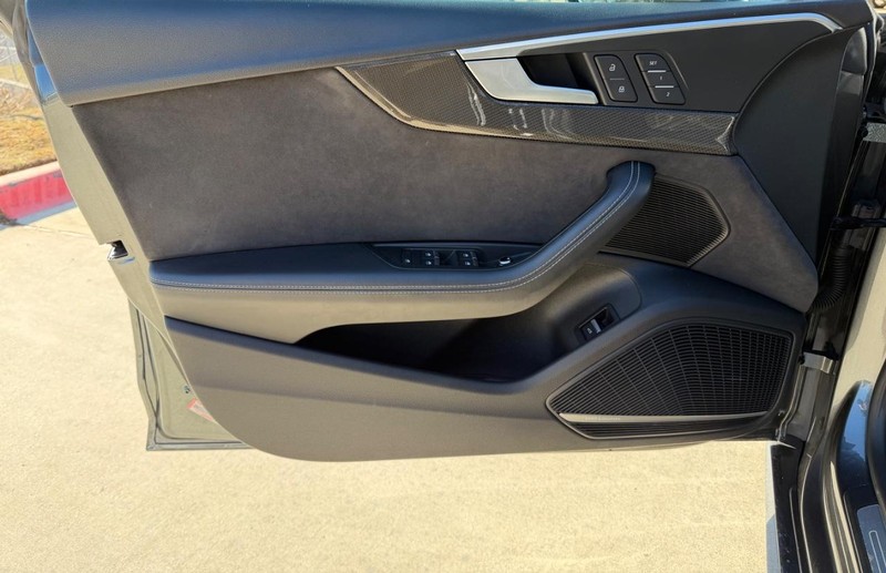 Audi S5 Sportback Vehicle Full-screen Gallery Image 10