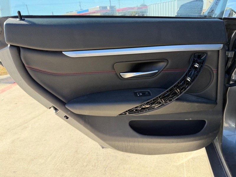 BMW 4 Series Vehicle Full-screen Gallery Image 16