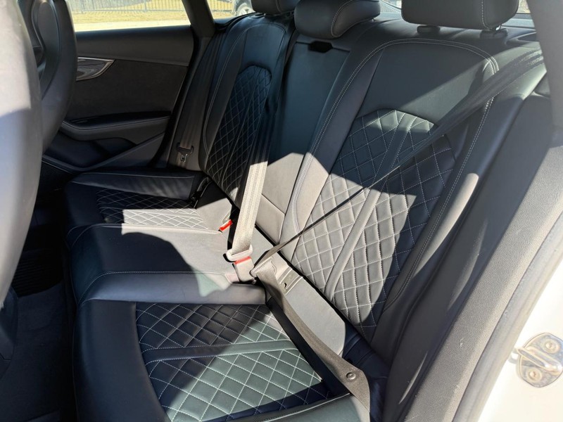 Audi S5 Sportback Vehicle Full-screen Gallery Image 18