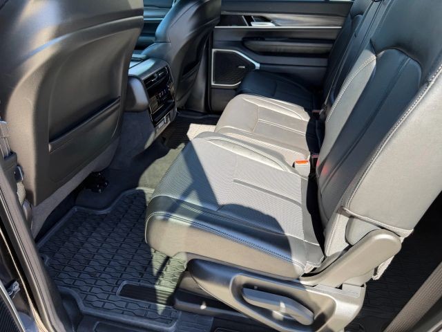 Jeep Wagoneer Vehicle Full-screen Gallery Image 16