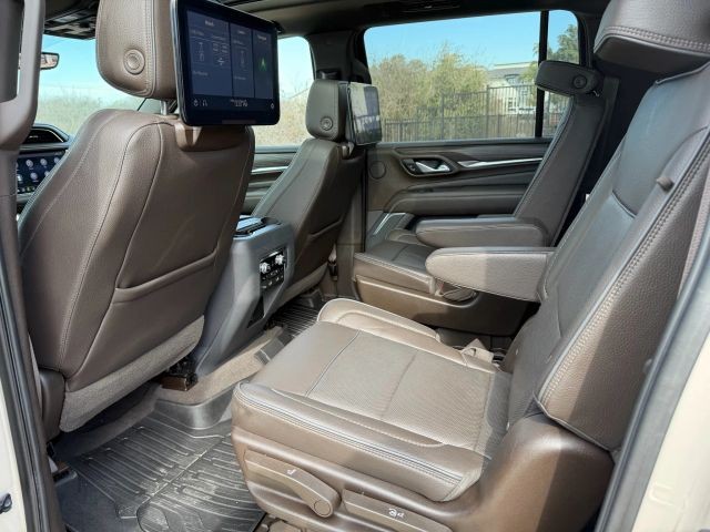 GMC Yukon XL Vehicle Full-screen Gallery Image 16