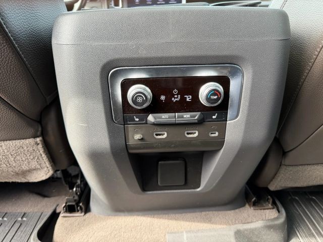 GMC Yukon XL Vehicle Full-screen Gallery Image 18