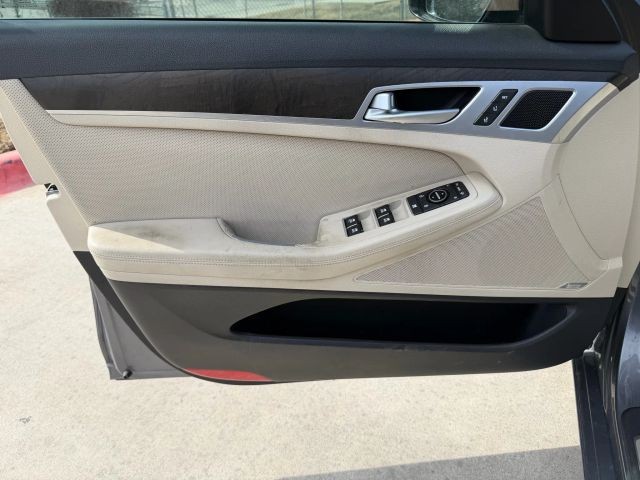 Hyundai Genesis Vehicle Full-screen Gallery Image 10