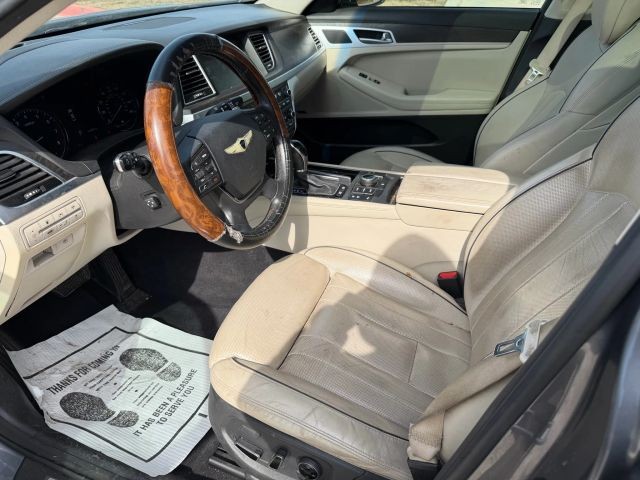 Hyundai Genesis Vehicle Full-screen Gallery Image 11