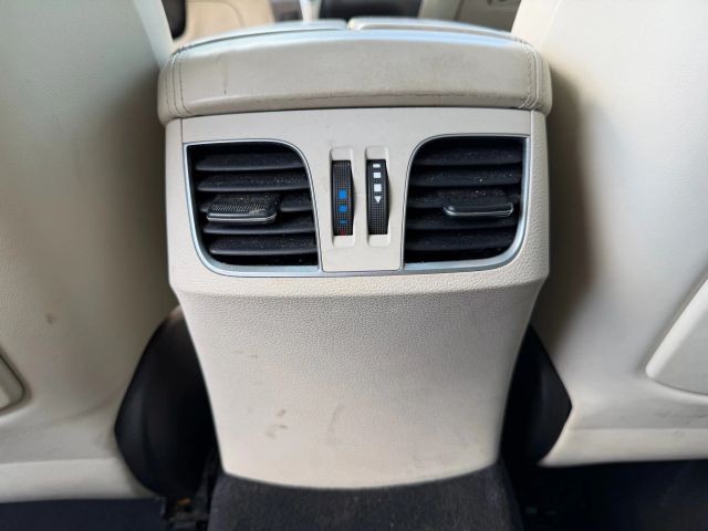 Hyundai Genesis Vehicle Full-screen Gallery Image 18