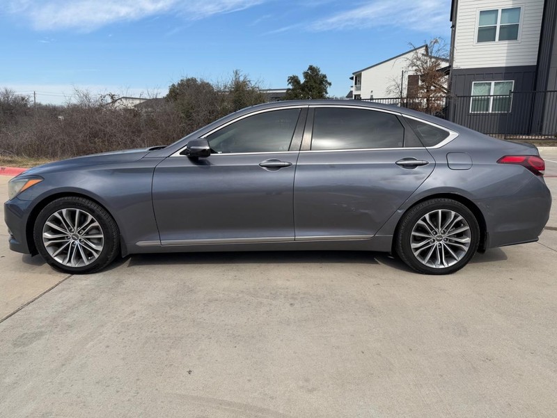 Hyundai Genesis Vehicle Full-screen Gallery Image 03