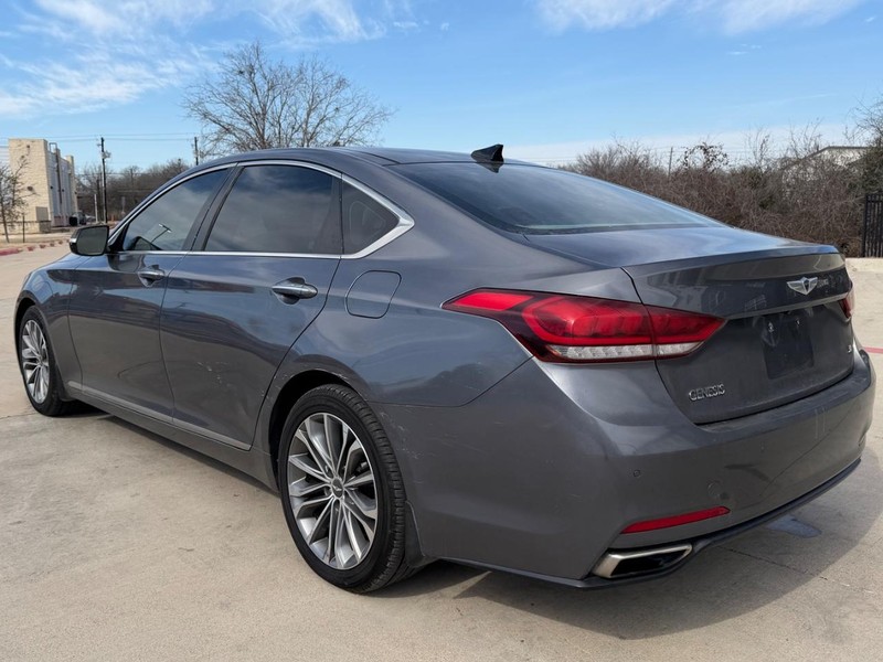 Hyundai Genesis Vehicle Full-screen Gallery Image 04