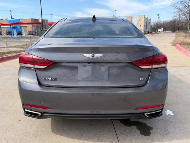 Hyundai Genesis Vehicle Full-screen Gallery Image 05