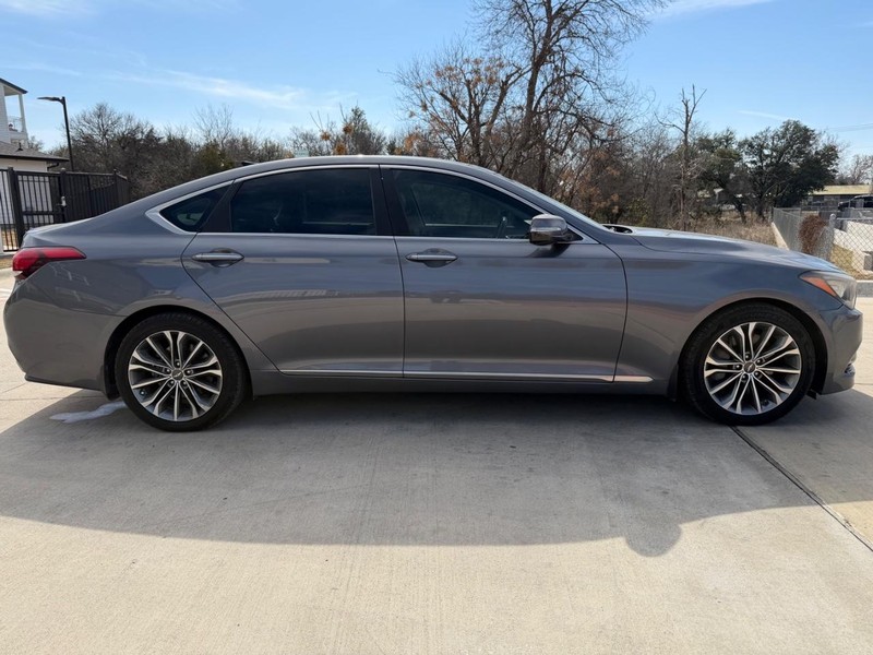 Hyundai Genesis Vehicle Full-screen Gallery Image 07