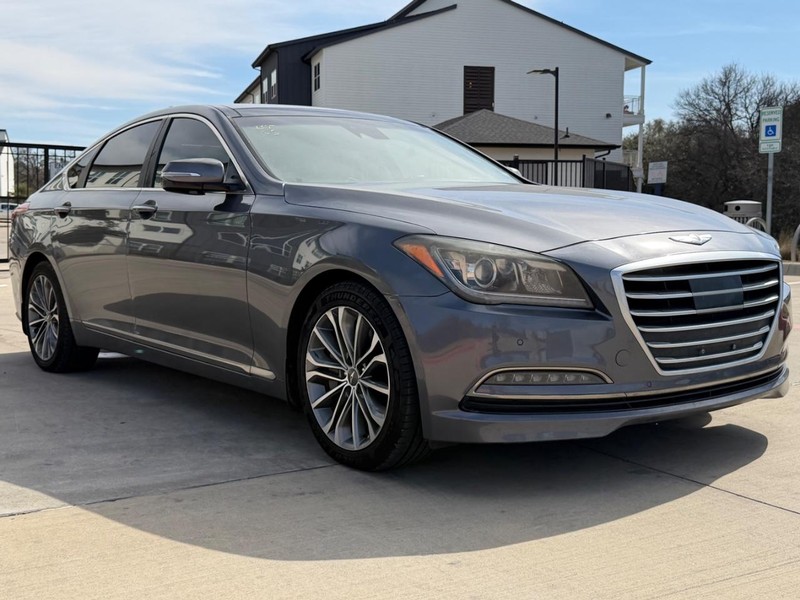 Hyundai Genesis Vehicle Full-screen Gallery Image 09