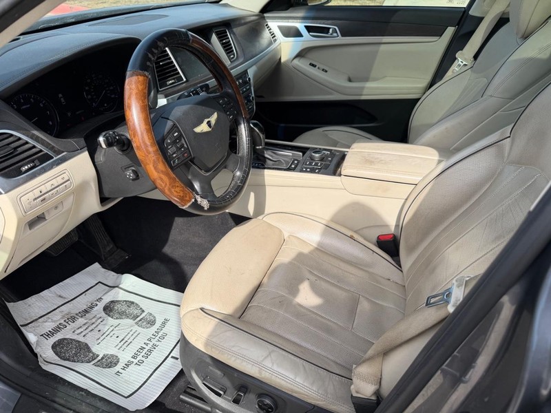 Hyundai Genesis Vehicle Full-screen Gallery Image 12