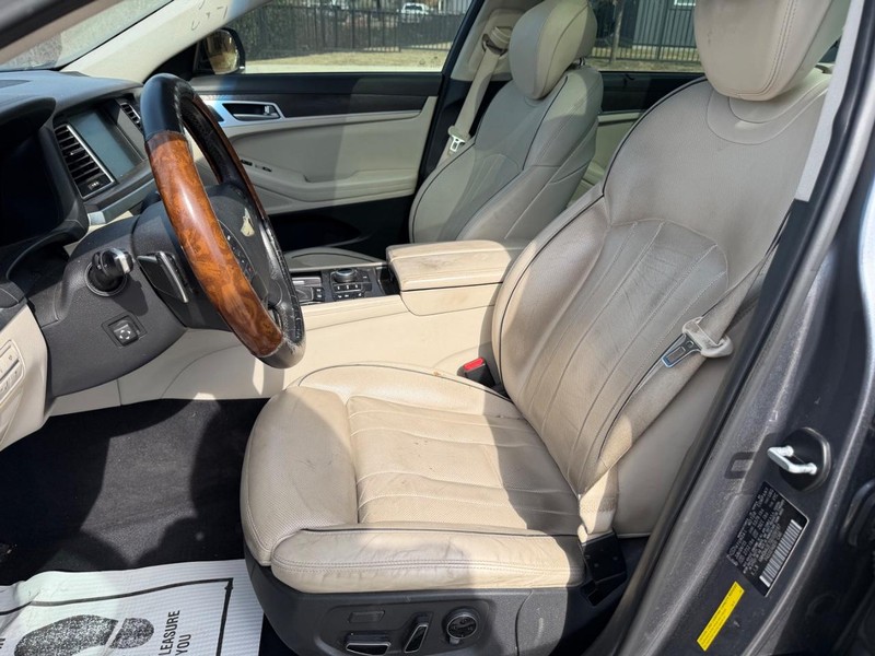 Hyundai Genesis Vehicle Full-screen Gallery Image 13