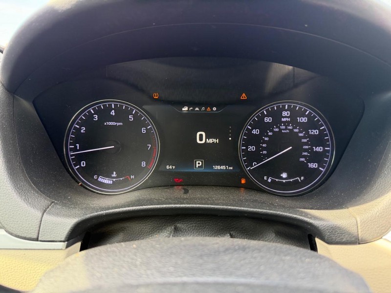 Hyundai Genesis Vehicle Full-screen Gallery Image 14