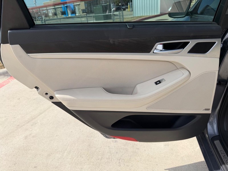 Hyundai Genesis Vehicle Full-screen Gallery Image 16