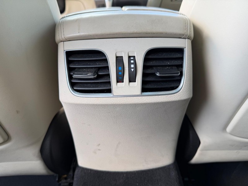 Hyundai Genesis Vehicle Full-screen Gallery Image 19