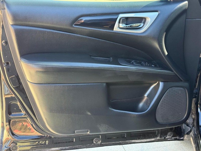 Nissan Pathfinder Vehicle Full-screen Gallery Image 09