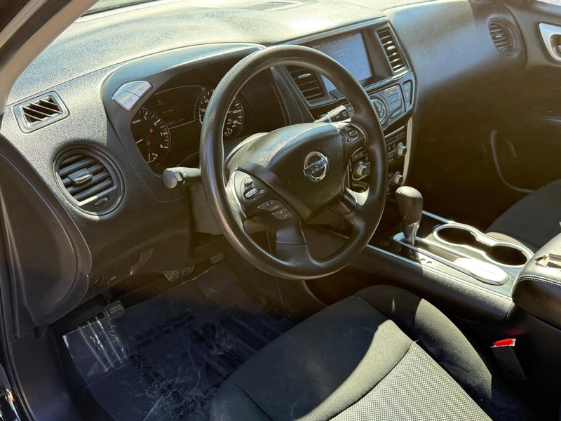 Nissan Pathfinder Vehicle Full-screen Gallery Image 10