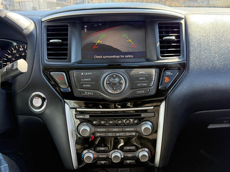 Nissan Pathfinder Vehicle Full-screen Gallery Image 12