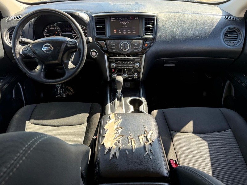 Nissan Pathfinder Vehicle Full-screen Gallery Image 15