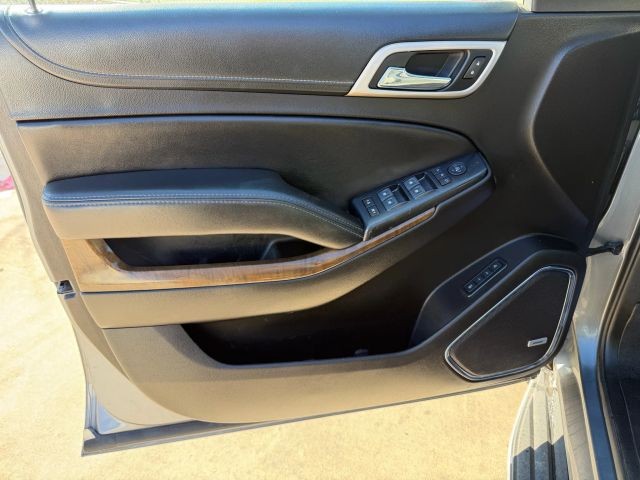 GMC Yukon Vehicle Full-screen Gallery Image 10