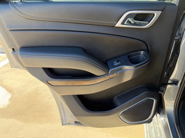 GMC Yukon Vehicle Full-screen Gallery Image 15