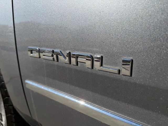 GMC Yukon Vehicle Full-screen Gallery Image 23