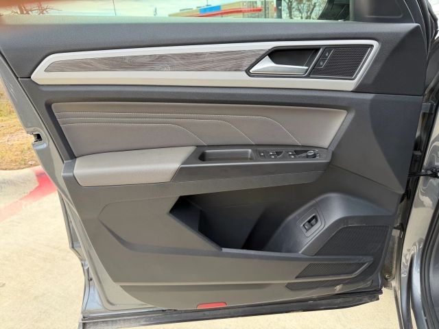 Volkswagen Atlas Cross Sport Vehicle Full-screen Gallery Image 10