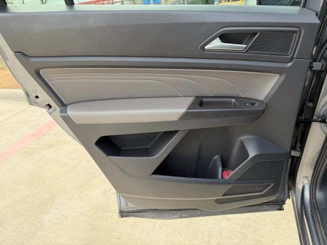 Volkswagen Atlas Cross Sport Vehicle Full-screen Gallery Image 16