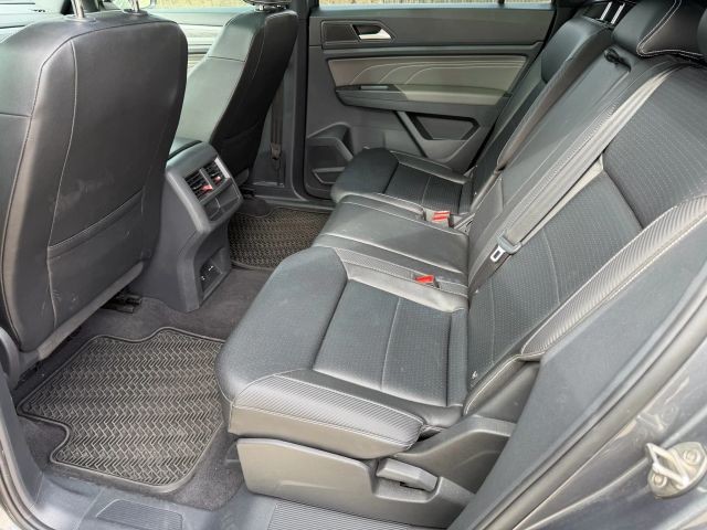 Volkswagen Atlas Cross Sport Vehicle Full-screen Gallery Image 17