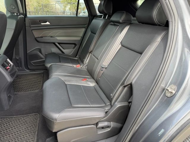 Volkswagen Atlas Cross Sport Vehicle Full-screen Gallery Image 18