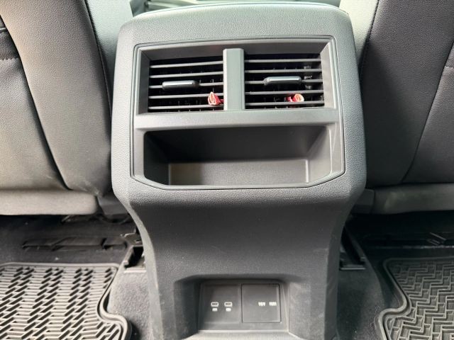 Volkswagen Atlas Cross Sport Vehicle Full-screen Gallery Image 19