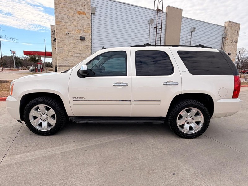 GMC Yukon Vehicle Full-screen Gallery Image 03