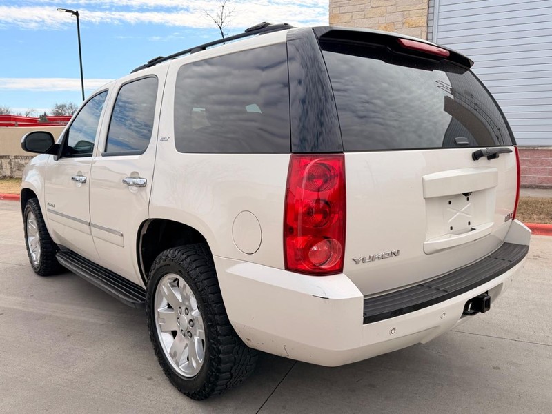 GMC Yukon Vehicle Full-screen Gallery Image 04