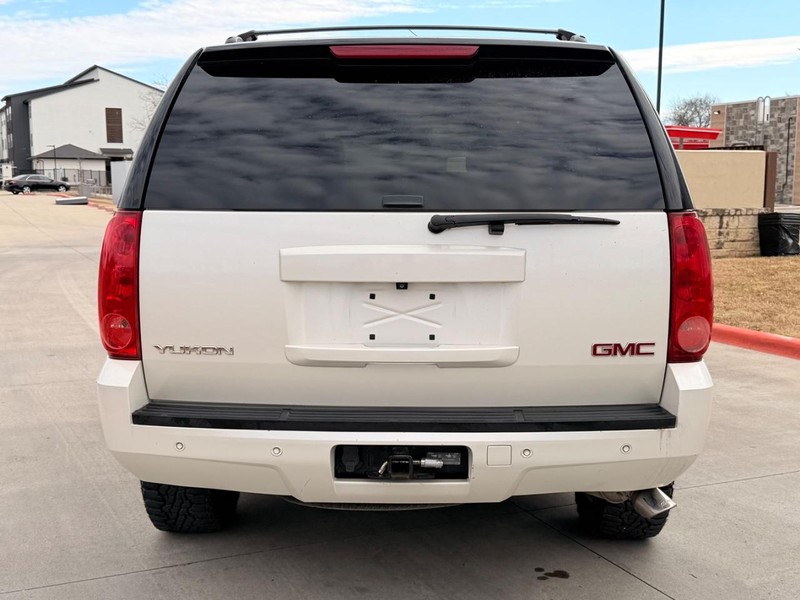 GMC Yukon Vehicle Full-screen Gallery Image 05