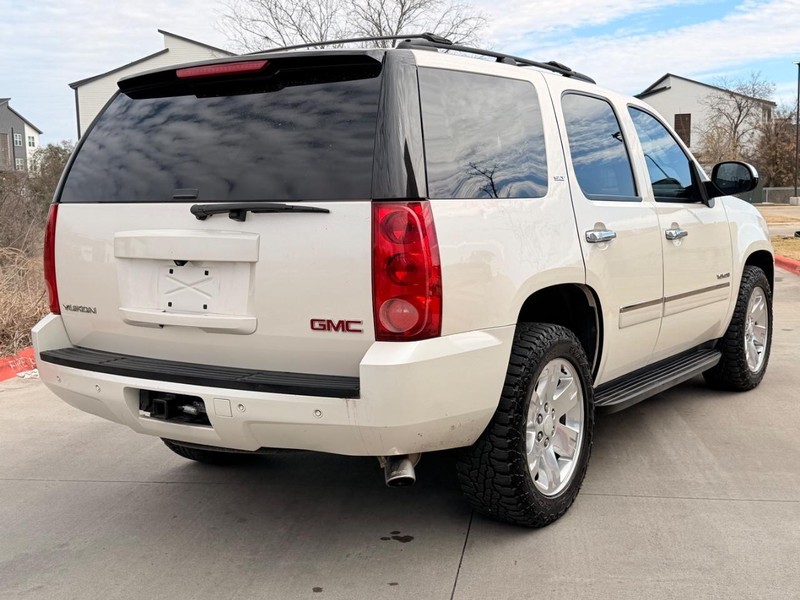 GMC Yukon Vehicle Full-screen Gallery Image 06