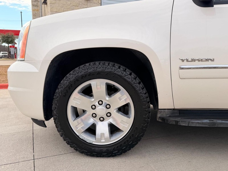 GMC Yukon Vehicle Full-screen Gallery Image 09