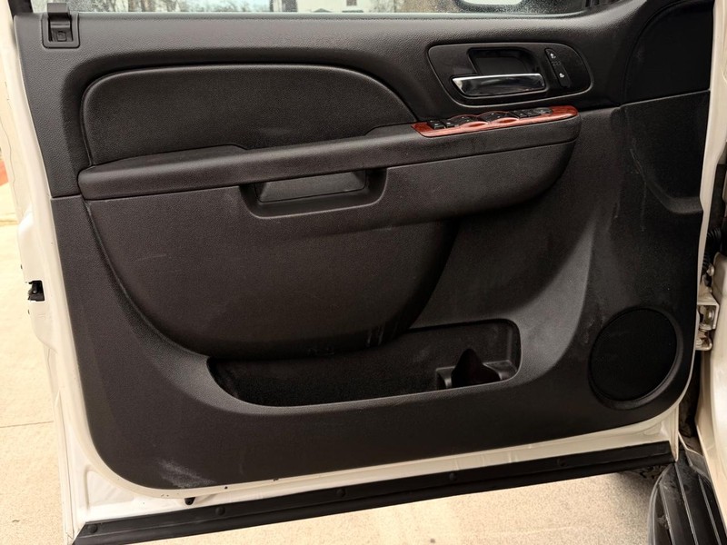 GMC Yukon Vehicle Full-screen Gallery Image 10