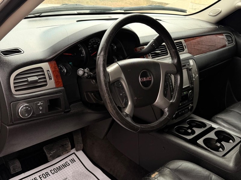 GMC Yukon Vehicle Full-screen Gallery Image 11