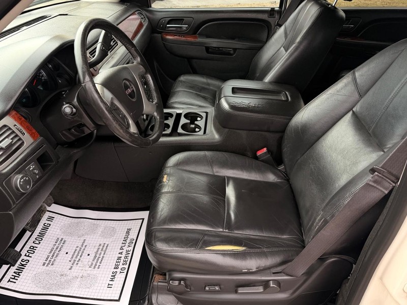 GMC Yukon Vehicle Full-screen Gallery Image 12