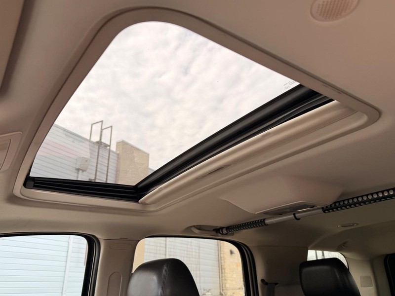 GMC Yukon Vehicle Full-screen Gallery Image 13