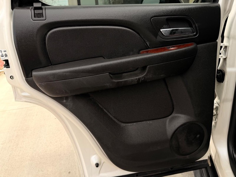 GMC Yukon Vehicle Full-screen Gallery Image 14