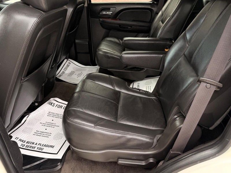 GMC Yukon Vehicle Full-screen Gallery Image 15