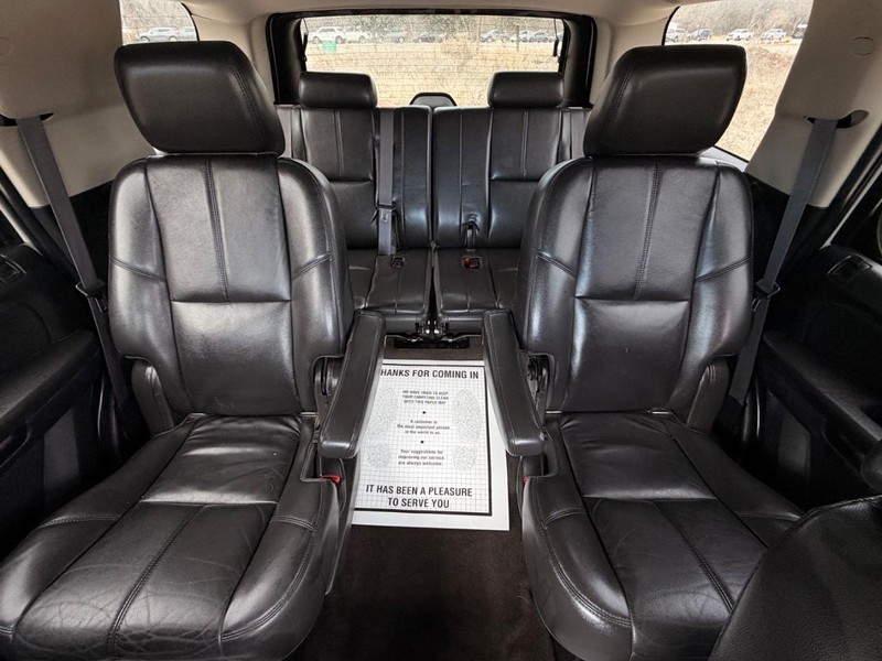 GMC Yukon Vehicle Full-screen Gallery Image 16