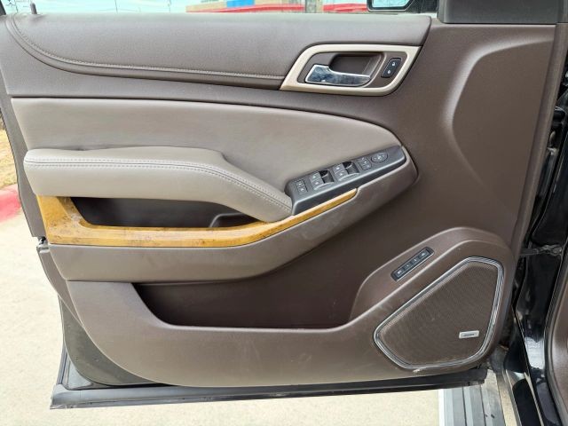 GMC Yukon XL Vehicle Full-screen Gallery Image 10