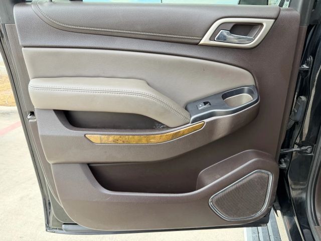 GMC Yukon XL Vehicle Full-screen Gallery Image 16