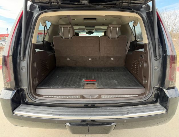 GMC Yukon XL Vehicle Full-screen Gallery Image 24