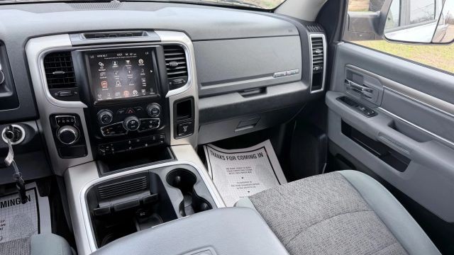 Ram 1500 Vehicle Full-screen Gallery Image 08