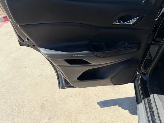 GMC Acadia Vehicle Full-screen Gallery Image 15